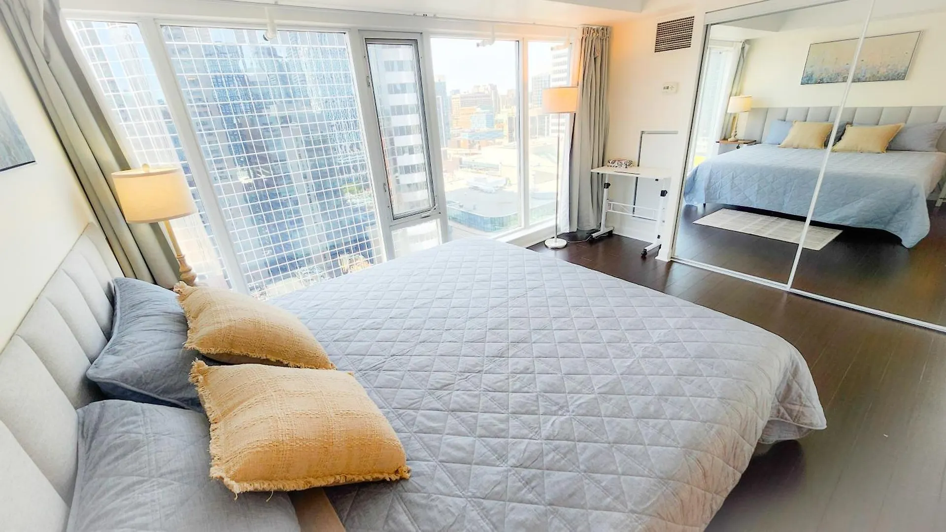 Pantages Skyline Suite In Toronto Centre Near All Attractions Canadá